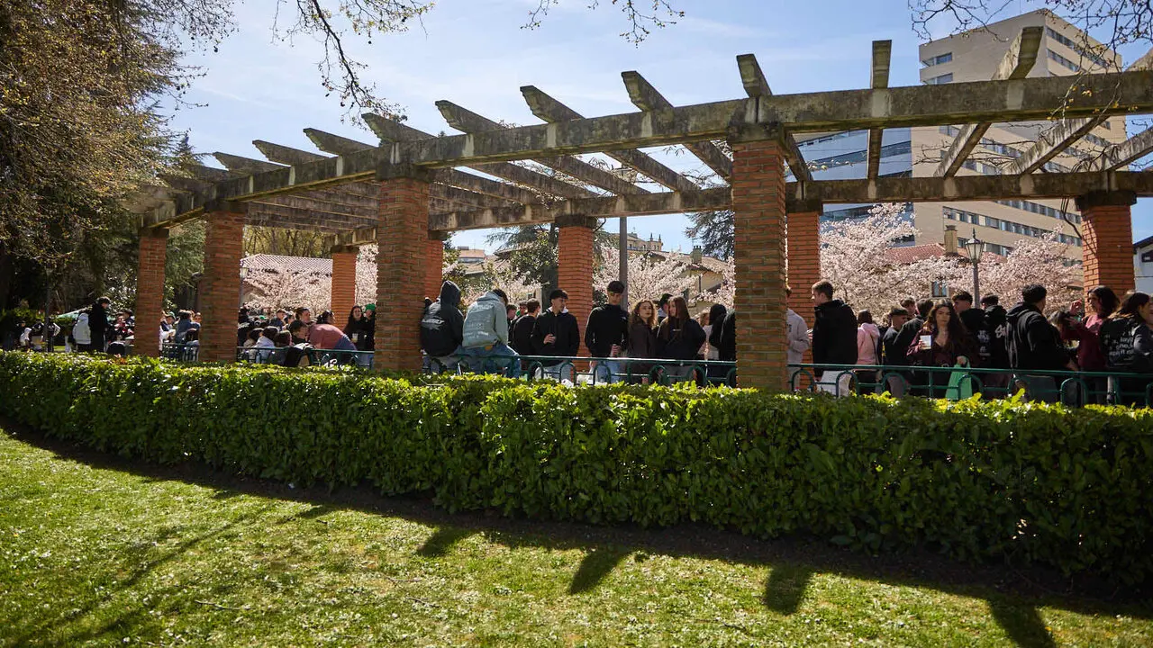 Almuerzo, botell&oacute;n y fiesta previa a la Carpa Universitaria de Primavera 2026 de los estudiantes de la Universidad P&uacute;blica de Navarra en el parque de la Medialuna de Pamplona. I&Ntilde;IGO ALZUGARAY