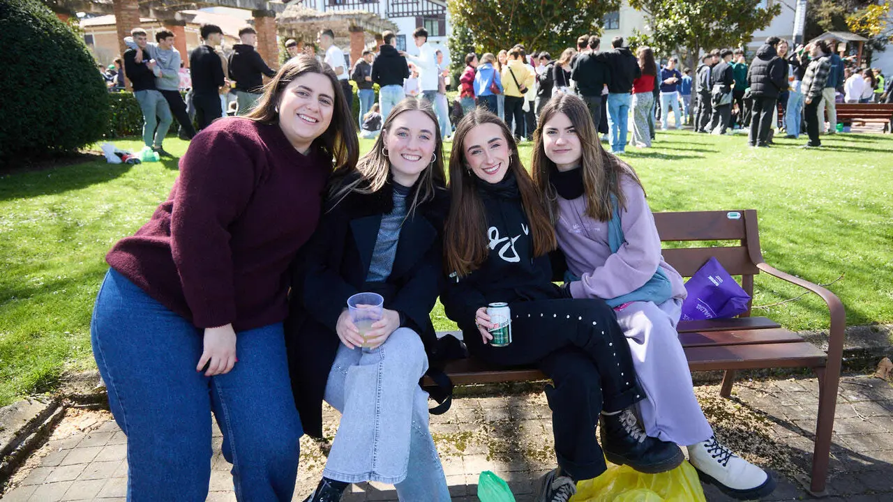 Almuerzo, botell&oacute;n y fiesta previa a la Carpa Universitaria de Primavera 2026 de los estudiantes de la Universidad P&uacute;blica de Navarra en el parque de la Medialuna de Pamplona. I&Ntilde;IGO ALZUGARAY
