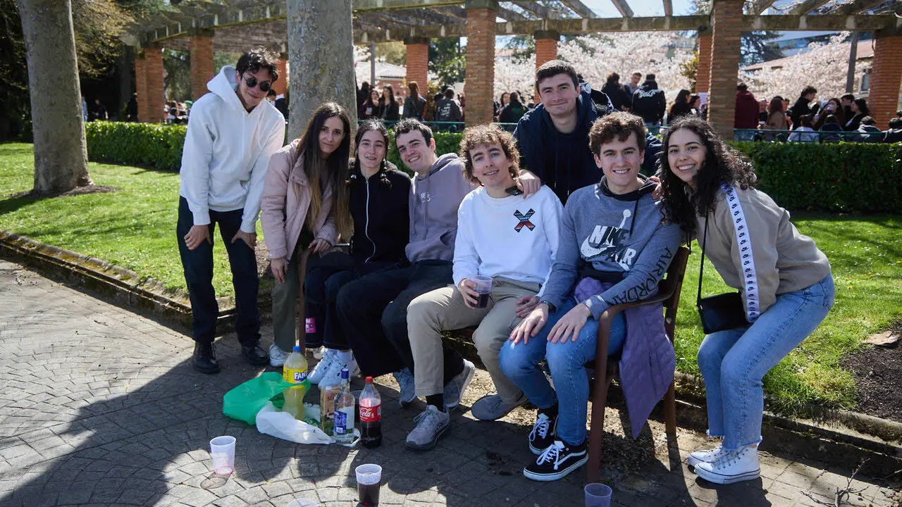 Almuerzo, botell&oacute;n y fiesta previa a la Carpa Universitaria de Primavera 2026 de los estudiantes de la Universidad P&uacute;blica de Navarra en el parque de la Medialuna de Pamplona. I&Ntilde;IGO ALZUGARAY