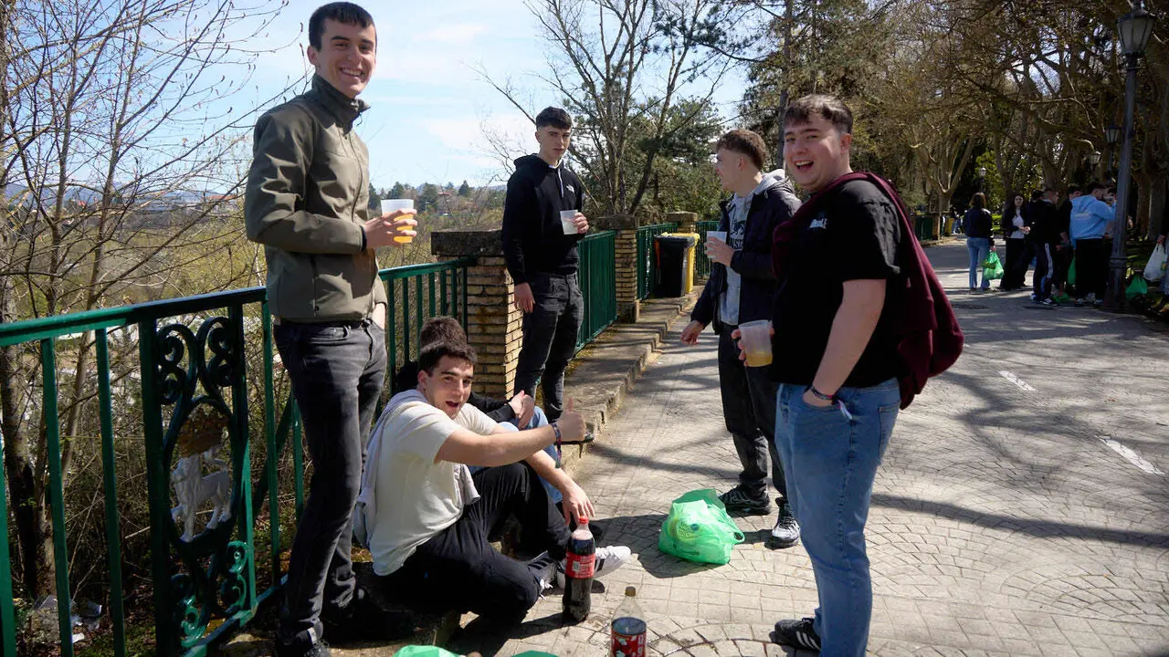 Almuerzo, botell&oacute;n y fiesta previa a la Carpa Universitaria de Primavera 2026 de los estudiantes de la Universidad P&uacute;blica de Navarra en el parque de la Medialuna de Pamplona. I&Ntilde;IGO ALZUGARAY