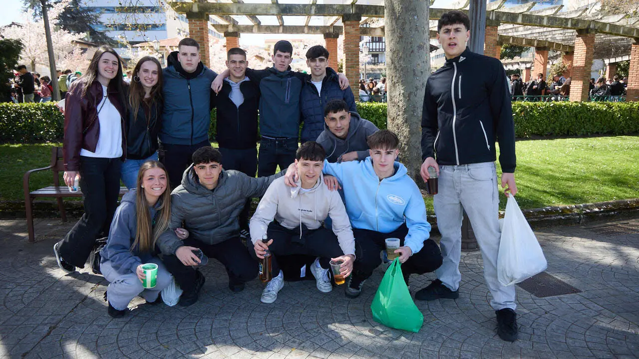 Almuerzo, botell&oacute;n y fiesta previa a la Carpa Universitaria de Primavera 2026 de los estudiantes de la Universidad P&uacute;blica de Navarra en el parque de la Medialuna de Pamplona. I&Ntilde;IGO ALZUGARAY