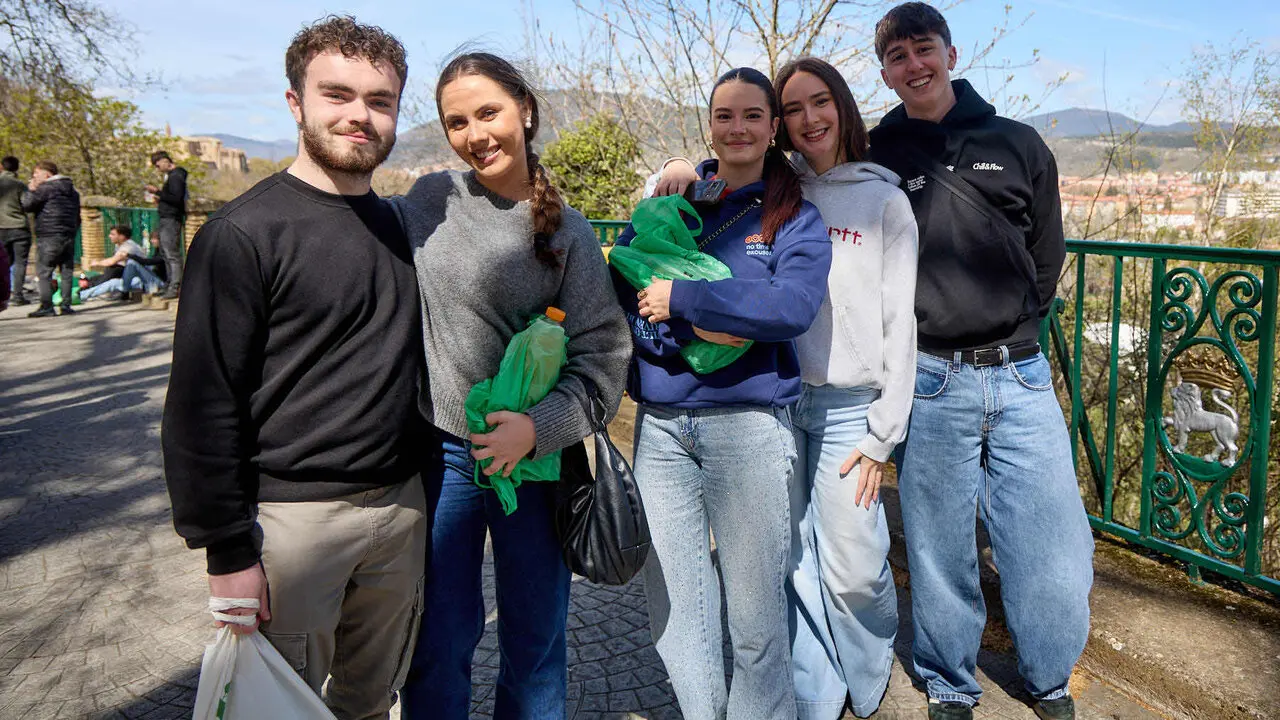 Almuerzo, botell&oacute;n y fiesta previa a la Carpa Universitaria de Primavera 2026 de los estudiantes de la Universidad P&uacute;blica de Navarra en el parque de la Medialuna de Pamplona. I&Ntilde;IGO ALZUGARAY