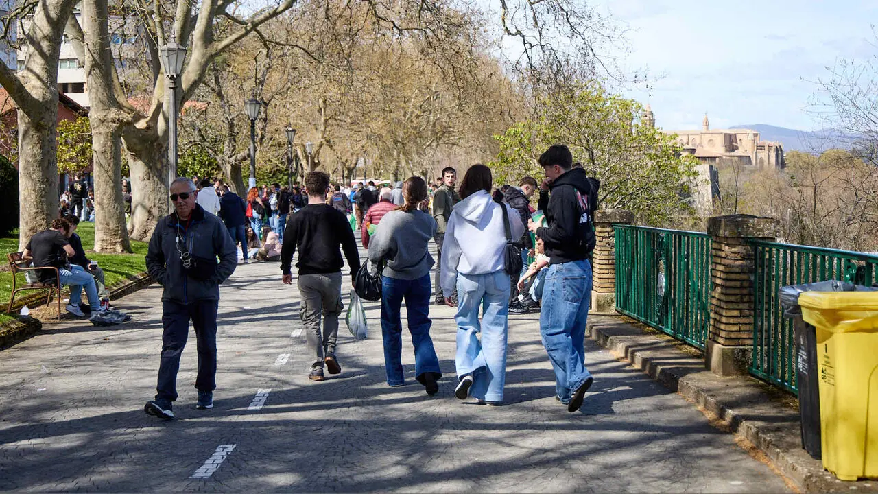 Almuerzo, botell&oacute;n y fiesta previa a la Carpa Universitaria de Primavera 2026 de los estudiantes de la Universidad P&uacute;blica de Navarra en el parque de la Medialuna de Pamplona. I&Ntilde;IGO ALZUGARAY