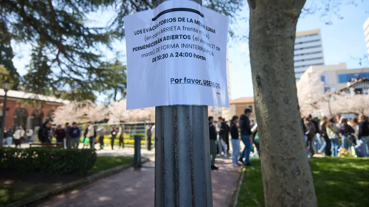 Almuerzo, botell&oacute;n y fiesta previa a la Carpa Universitaria de Primavera 2026 de los estudiantes de la Universidad P&uacute;blica de Navarra en el parque de la Medialuna de Pamplona. I&Ntilde;IGO ALZUGARAY