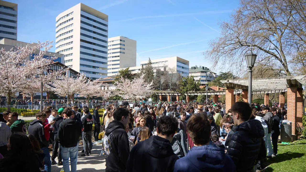 Almuerzo, botell&oacute;n y fiesta previa a la Carpa Universitaria de Primavera 2026 de los estudiantes de la Universidad P&uacute;blica de Navarra en el parque de la Medialuna de Pamplona. I&Ntilde;IGO ALZUGARAY