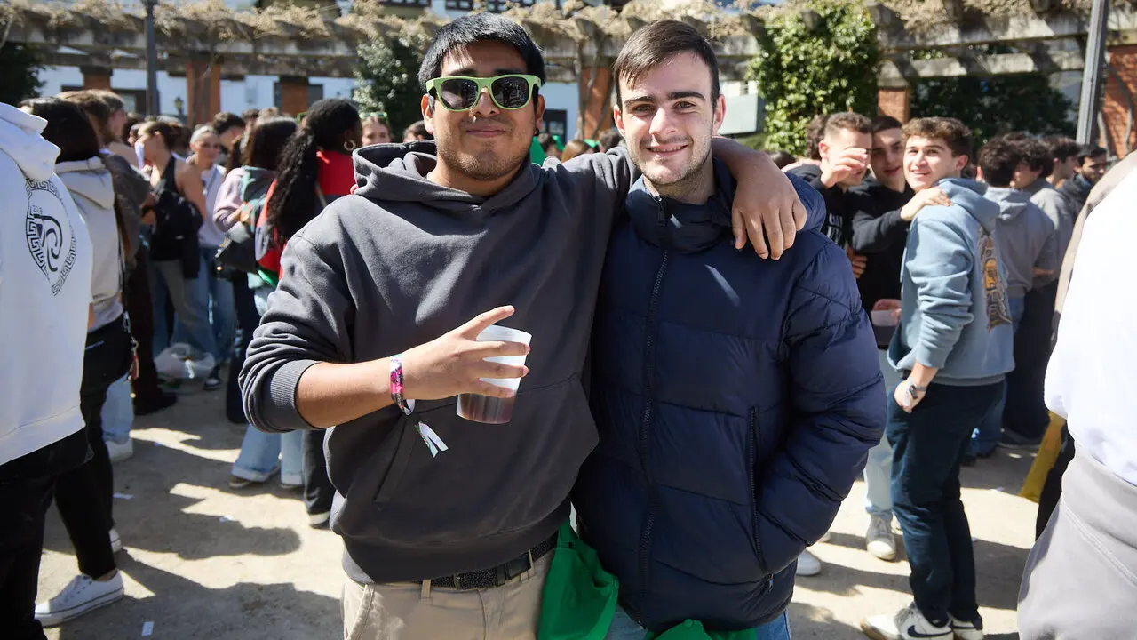 Almuerzo, botell&oacute;n y fiesta previa a la Carpa Universitaria de Primavera 2026 de los estudiantes de la Universidad P&uacute;blica de Navarra en el parque de la Medialuna de Pamplona. I&Ntilde;IGO ALZUGARAY