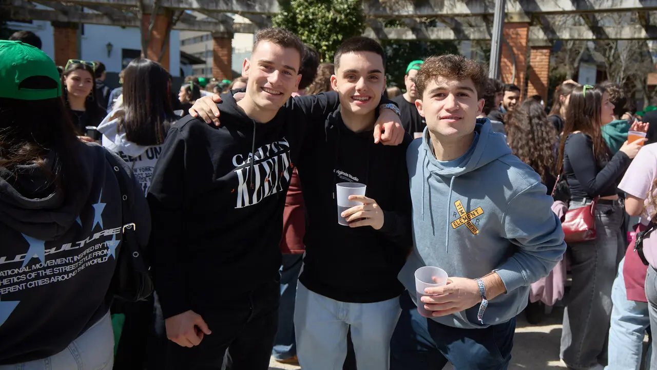 Almuerzo, botell&oacute;n y fiesta previa a la Carpa Universitaria de Primavera 2026 de los estudiantes de la Universidad P&uacute;blica de Navarra en el parque de la Medialuna de Pamplona. I&Ntilde;IGO ALZUGARAY