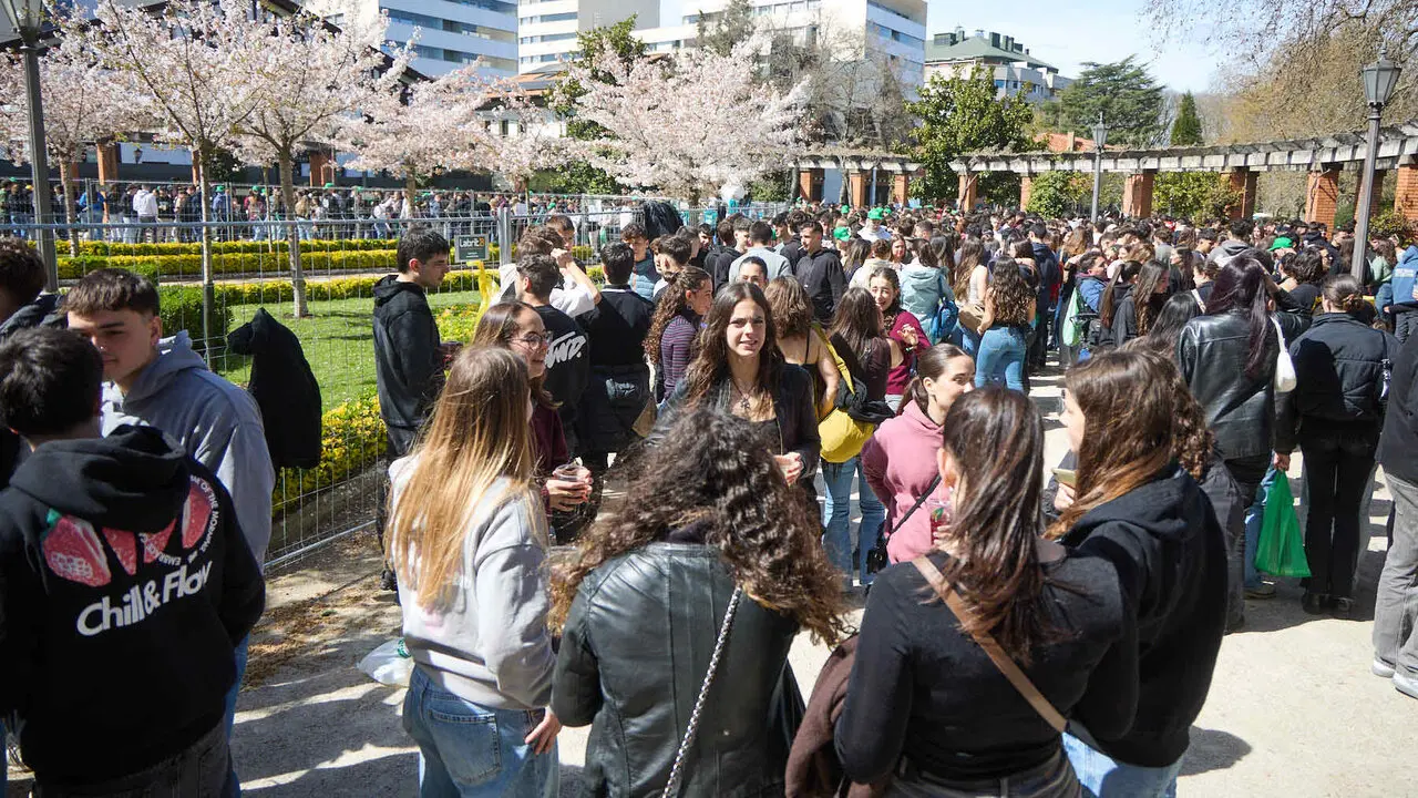 Almuerzo, botell&oacute;n y fiesta previa a la Carpa Universitaria de Primavera 2026 de los estudiantes de la Universidad P&uacute;blica de Navarra en el parque de la Medialuna de Pamplona. I&Ntilde;IGO ALZUGARAY