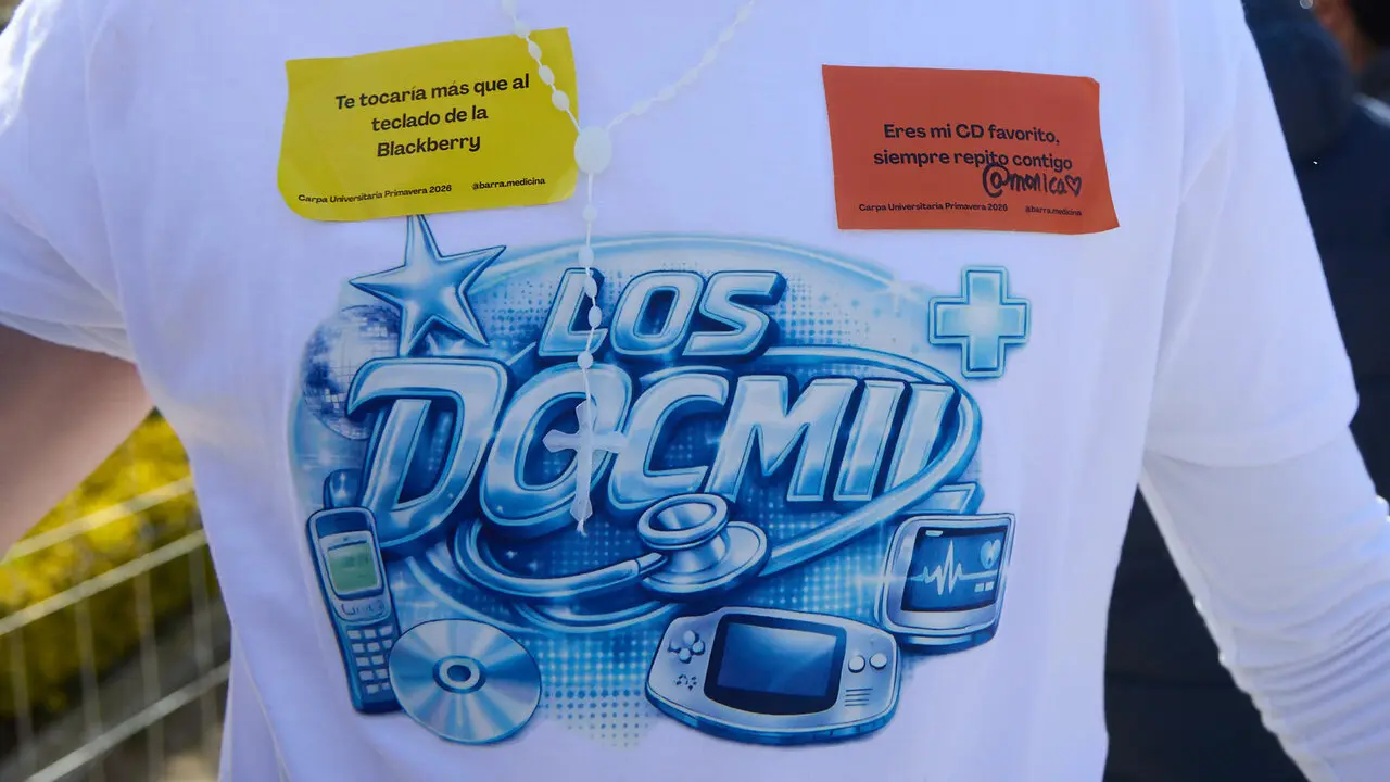 Almuerzo, botell&oacute;n y fiesta previa a la Carpa Universitaria de Primavera 2026 de los estudiantes de la Universidad P&uacute;blica de Navarra en el parque de la Medialuna de Pamplona. I&Ntilde;IGO ALZUGARAY