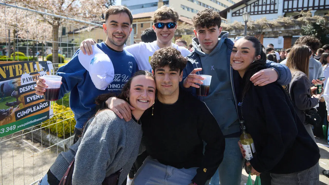 Almuerzo, botell&oacute;n y fiesta previa a la Carpa Universitaria de Primavera 2026 de los estudiantes de la Universidad P&uacute;blica de Navarra en el parque de la Medialuna de Pamplona. I&Ntilde;IGO ALZUGARAY