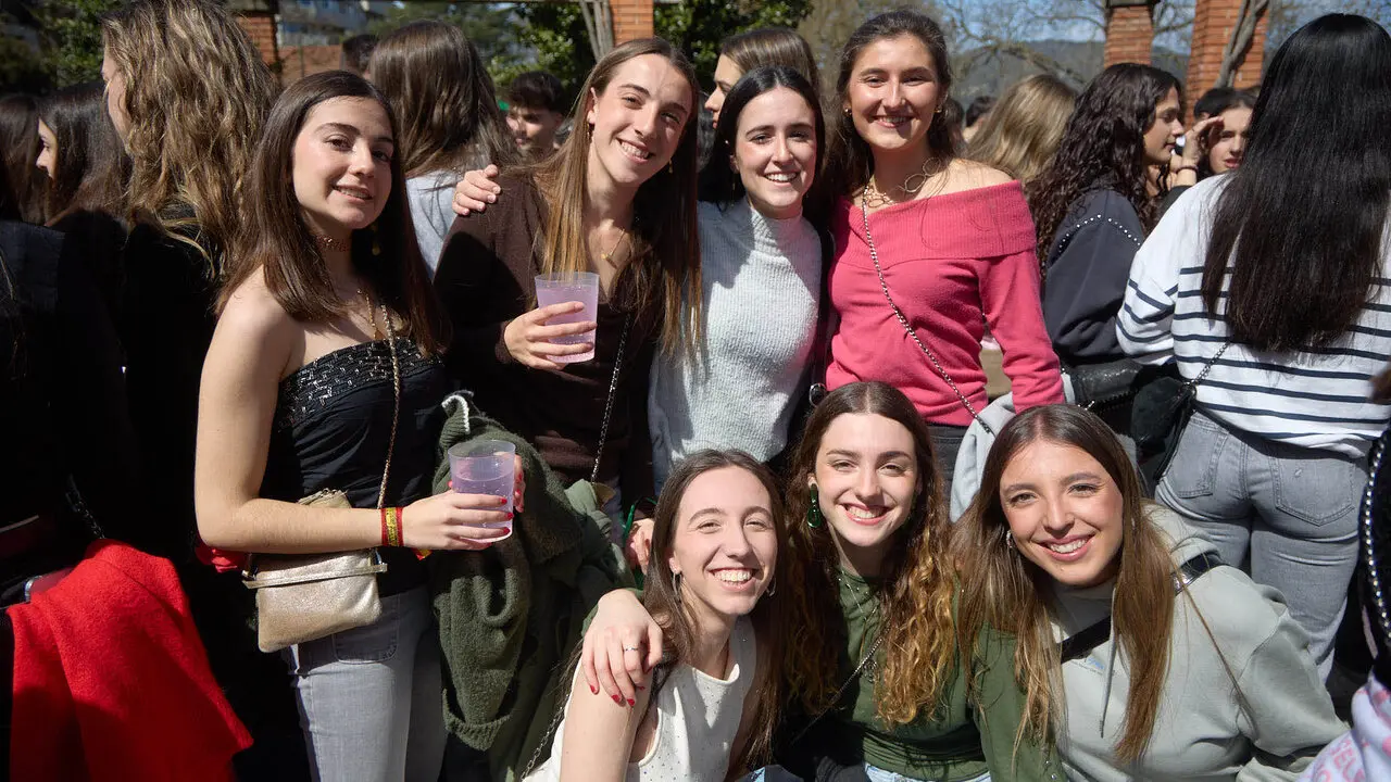 Almuerzo, botell&oacute;n y fiesta previa a la Carpa Universitaria de Primavera 2026 de los estudiantes de la Universidad P&uacute;blica de Navarra en el parque de la Medialuna de Pamplona. I&Ntilde;IGO ALZUGARAY
