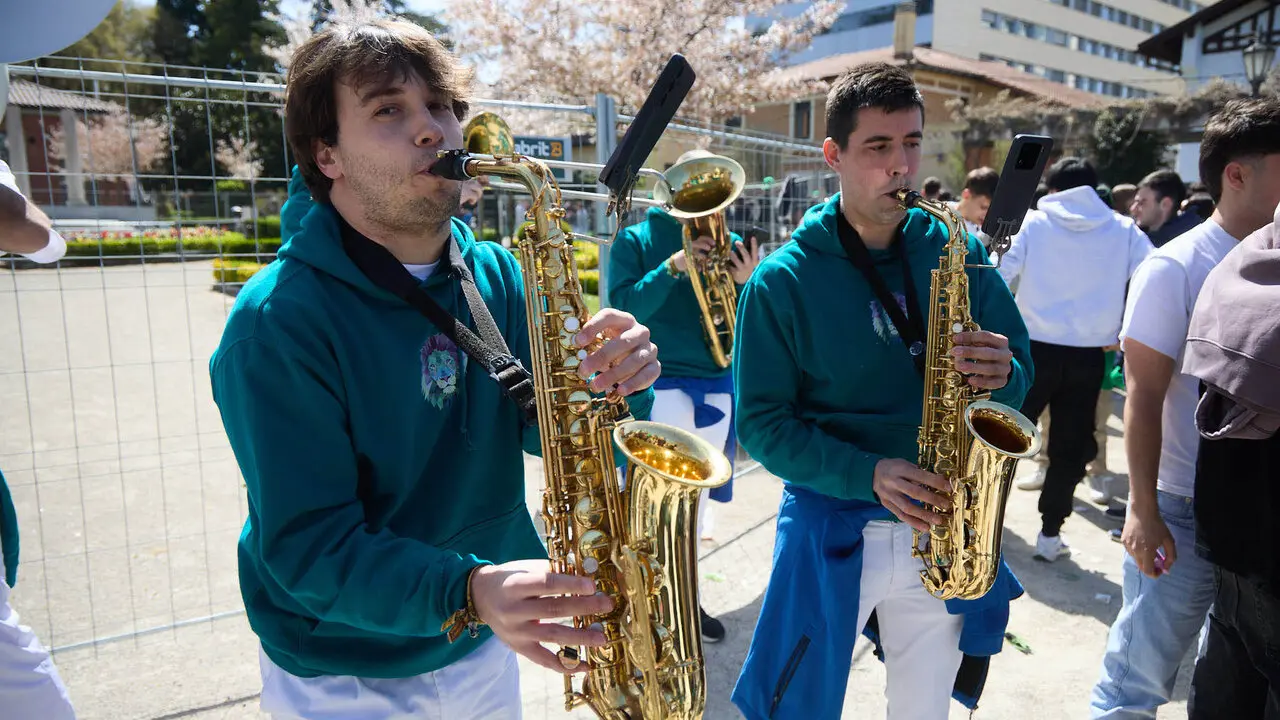 Almuerzo, botell&oacute;n y fiesta previa a la Carpa Universitaria de Primavera 2026 de los estudiantes de la Universidad P&uacute;blica de Navarra en el parque de la Medialuna de Pamplona. I&Ntilde;IGO ALZUGARAY