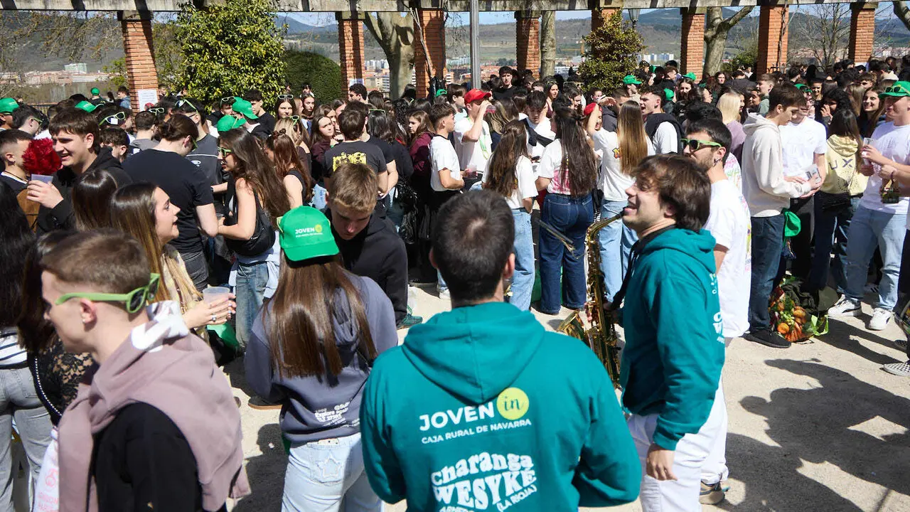 Almuerzo, botell&oacute;n y fiesta previa a la Carpa Universitaria de Primavera 2026 de los estudiantes de la Universidad P&uacute;blica de Navarra en el parque de la Medialuna de Pamplona. I&Ntilde;IGO ALZUGARAY