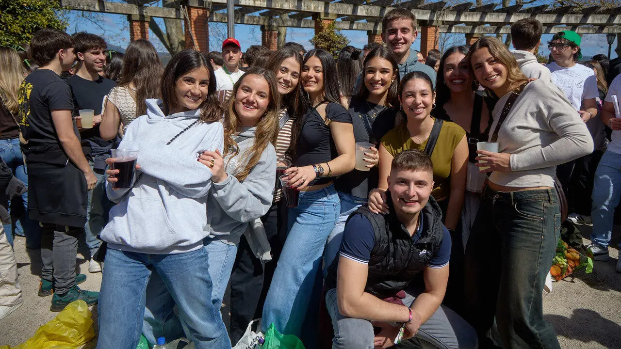 Almuerzo, botell&oacute;n y fiesta previa a la Carpa Universitaria de Primavera 2026 de los estudiantes de la Universidad P&uacute;blica de Navarra en el parque de la Medialuna de Pamplona. I&Ntilde;IGO ALZUGARAY
