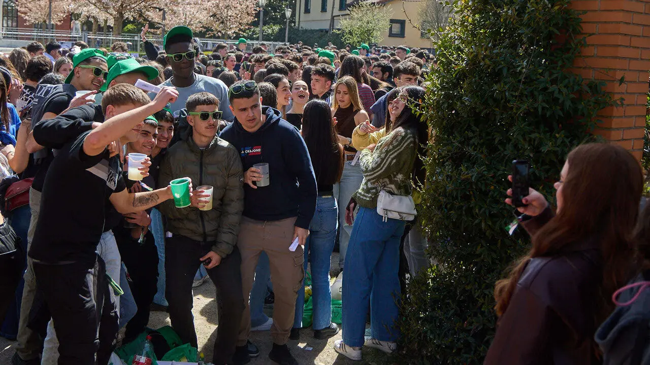 Almuerzo, botell&oacute;n y fiesta previa a la Carpa Universitaria de Primavera 2026 de los estudiantes de la Universidad P&uacute;blica de Navarra en el parque de la Medialuna de Pamplona. I&Ntilde;IGO ALZUGARAY