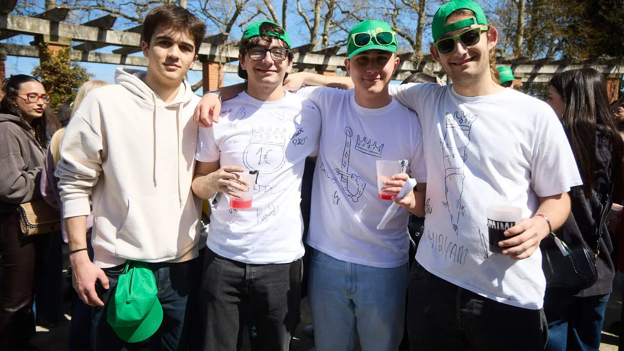 Almuerzo, botell&oacute;n y fiesta previa a la Carpa Universitaria de Primavera 2026 de los estudiantes de la Universidad P&uacute;blica de Navarra en el parque de la Medialuna de Pamplona. I&Ntilde;IGO ALZUGARAY