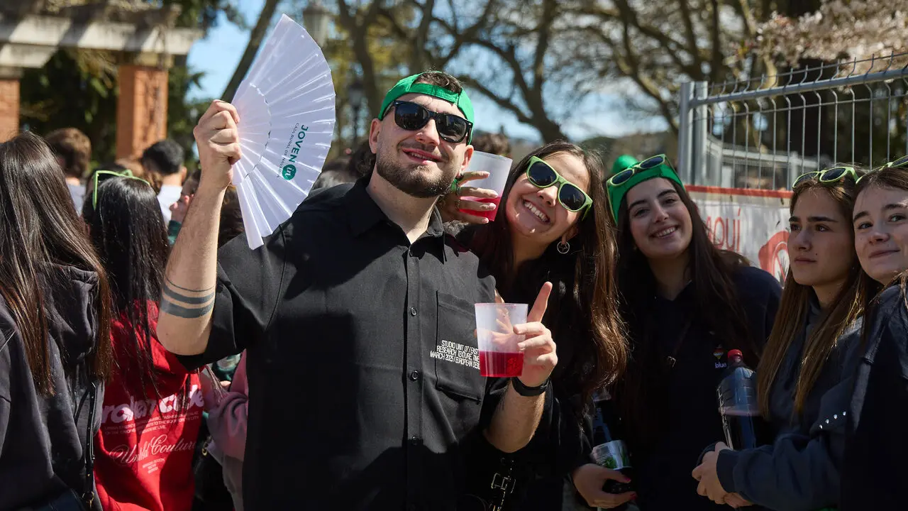 Almuerzo, botell&oacute;n y fiesta previa a la Carpa Universitaria de Primavera 2026 de los estudiantes de la Universidad P&uacute;blica de Navarra en el parque de la Medialuna de Pamplona. I&Ntilde;IGO ALZUGARAY