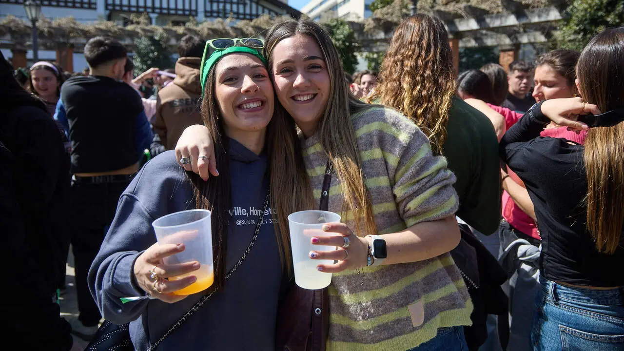 Almuerzo, botell&oacute;n y fiesta previa a la Carpa Universitaria de Primavera 2026 de los estudiantes de la Universidad P&uacute;blica de Navarra en el parque de la Medialuna de Pamplona. I&Ntilde;IGO ALZUGARAY