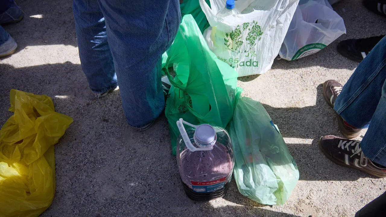 Almuerzo, botell&oacute;n y fiesta previa a la Carpa Universitaria de Primavera 2026 de los estudiantes de la Universidad P&uacute;blica de Navarra en el parque de la Medialuna de Pamplona. I&Ntilde;IGO ALZUGARAY