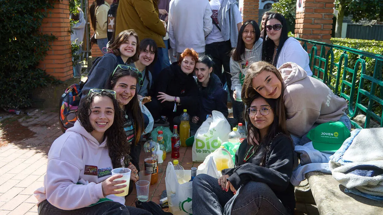 Almuerzo, botell&oacute;n y fiesta previa a la Carpa Universitaria de Primavera 2026 de los estudiantes de la Universidad P&uacute;blica de Navarra en el parque de la Medialuna de Pamplona. I&Ntilde;IGO ALZUGARAY
