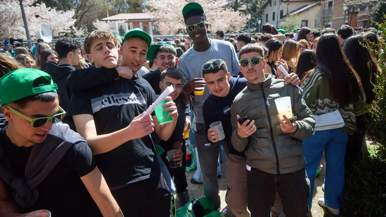 Almuerzo, botell&oacute;n y fiesta previa a la Carpa Universitaria de Primavera 2026 de los estudiantes de la Universidad P&uacute;blica de Navarra en el parque de la Medialuna de Pamplona. I&Ntilde;IGO ALZUGARAY