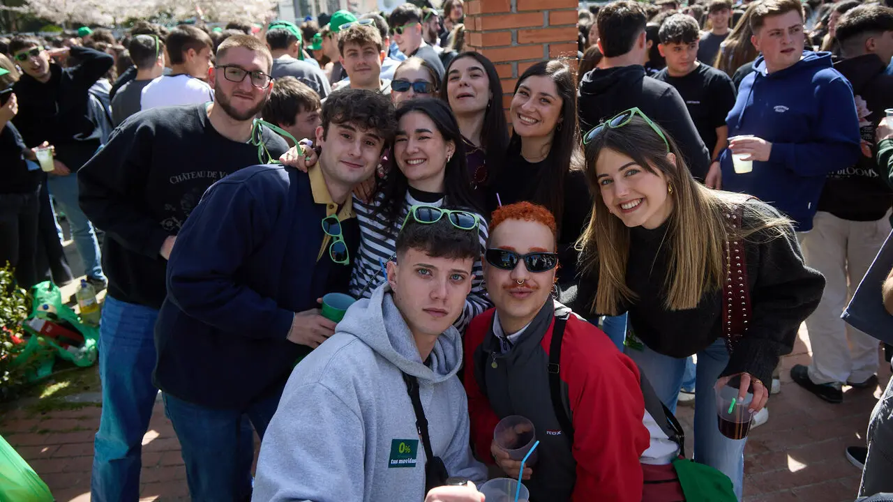Almuerzo, botell&oacute;n y fiesta previa a la Carpa Universitaria de Primavera 2026 de los estudiantes de la Universidad P&uacute;blica de Navarra en el parque de la Medialuna de Pamplona. I&Ntilde;IGO ALZUGARAY