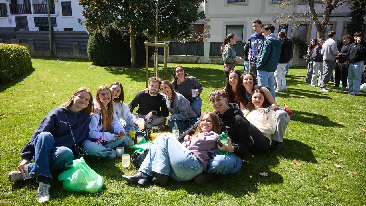 Almuerzo, botell&oacute;n y fiesta previa a la Carpa Universitaria de Primavera 2026 de los estudiantes de la Universidad P&uacute;blica de Navarra en el parque de la Medialuna de Pamplona. I&Ntilde;IGO ALZUGARAY