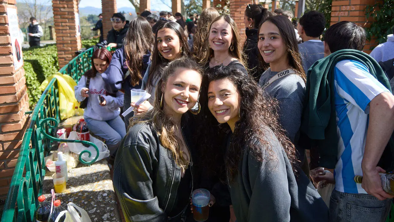 Almuerzo, botell&oacute;n y fiesta previa a la Carpa Universitaria de Primavera 2026 de los estudiantes de la Universidad P&uacute;blica de Navarra en el parque de la Medialuna de Pamplona. I&Ntilde;IGO ALZUGARAY