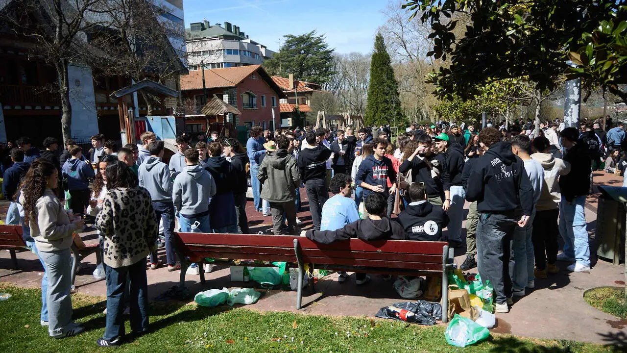 Almuerzo, botell&oacute;n y fiesta previa a la Carpa Universitaria de Primavera 2026 de los estudiantes de la Universidad P&uacute;blica de Navarra en el parque de la Medialuna de Pamplona. I&Ntilde;IGO ALZUGARAY