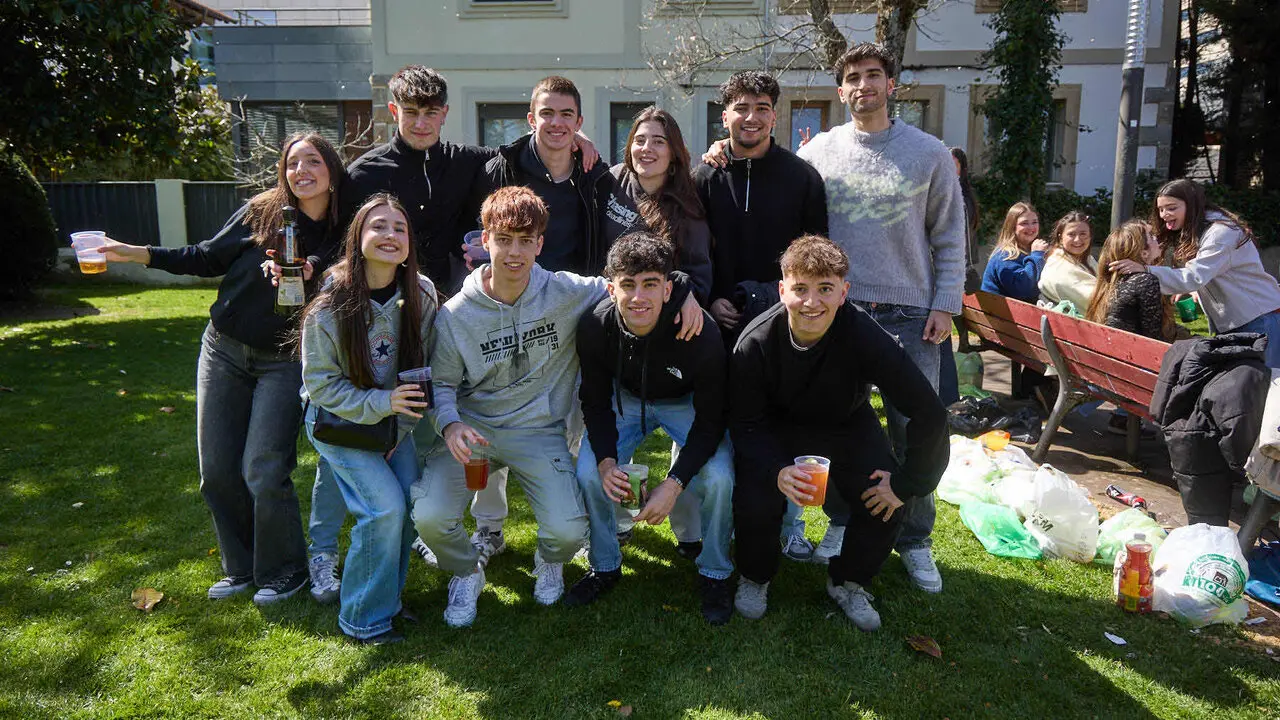 Almuerzo, botell&oacute;n y fiesta previa a la Carpa Universitaria de Primavera 2026 de los estudiantes de la Universidad P&uacute;blica de Navarra en el parque de la Medialuna de Pamplona. I&Ntilde;IGO ALZUGARAY