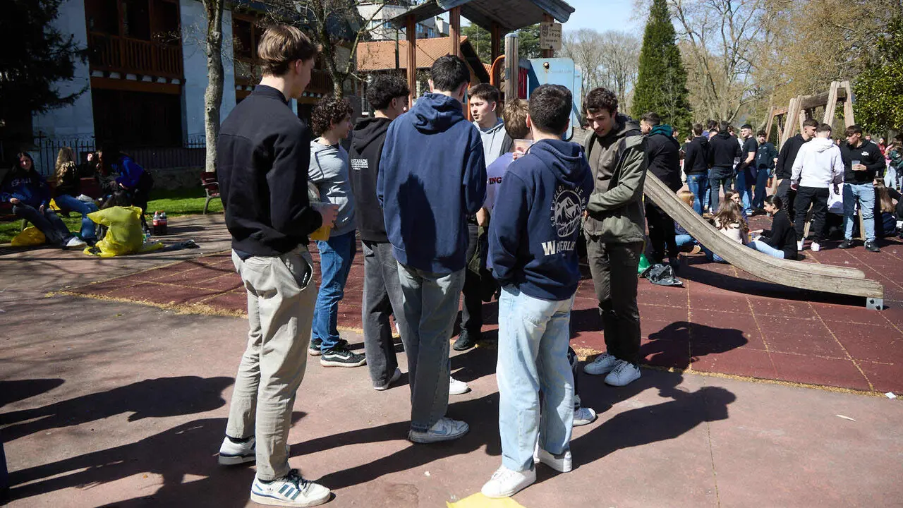 Almuerzo, botell&oacute;n y fiesta previa a la Carpa Universitaria de Primavera 2026 de los estudiantes de la Universidad P&uacute;blica de Navarra en el parque de la Medialuna de Pamplona. I&Ntilde;IGO ALZUGARAY