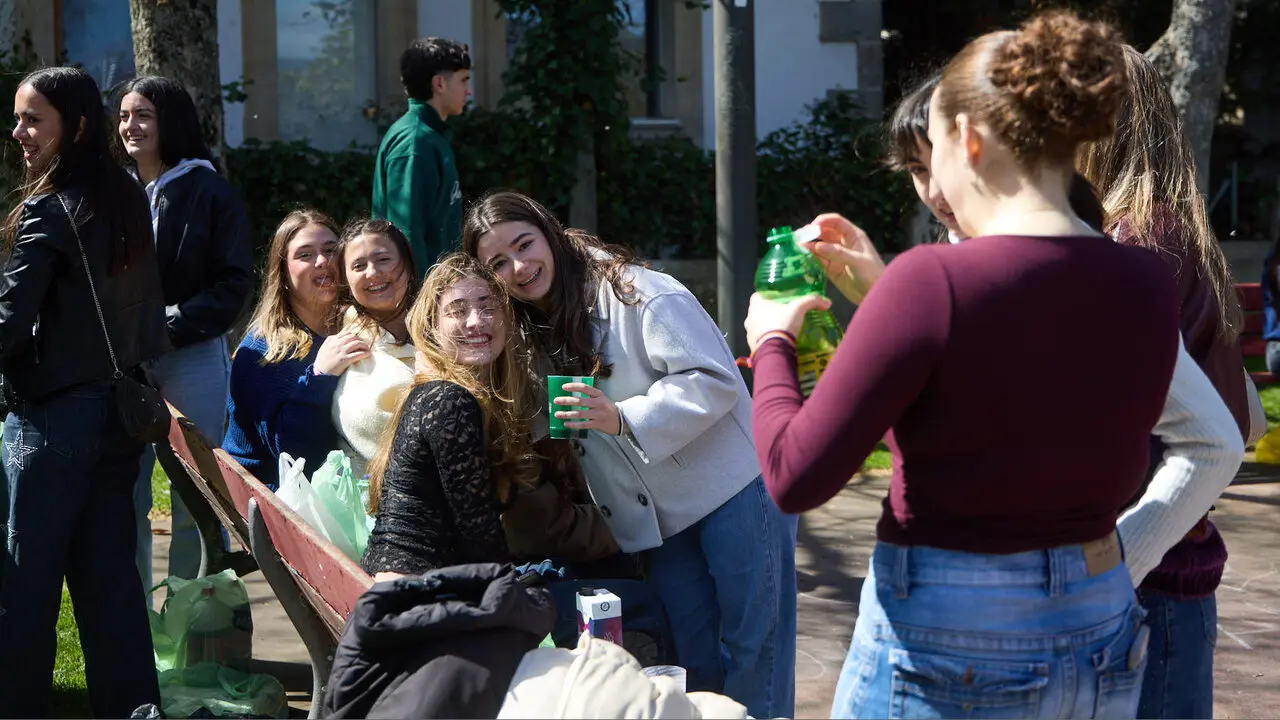 Almuerzo, botell&oacute;n y fiesta previa a la Carpa Universitaria de Primavera 2026 de los estudiantes de la Universidad P&uacute;blica de Navarra en el parque de la Medialuna de Pamplona. I&Ntilde;IGO ALZUGARAY