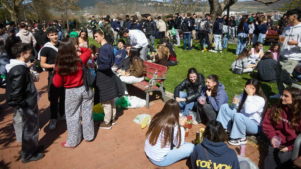 Almuerzo, botell&oacute;n y fiesta previa a la Carpa Universitaria de Primavera 2026 de los estudiantes de la Universidad P&uacute;blica de Navarra en el parque de la Medialuna de Pamplona. I&Ntilde;IGO ALZUGARAY