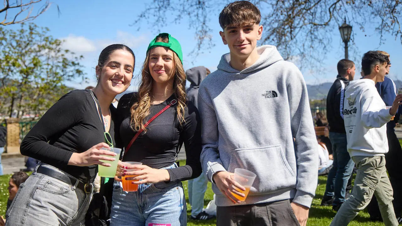 Almuerzo, botell&oacute;n y fiesta previa a la Carpa Universitaria de Primavera 2026 de los estudiantes de la Universidad P&uacute;blica de Navarra en el parque de la Medialuna de Pamplona. I&Ntilde;IGO ALZUGARAY