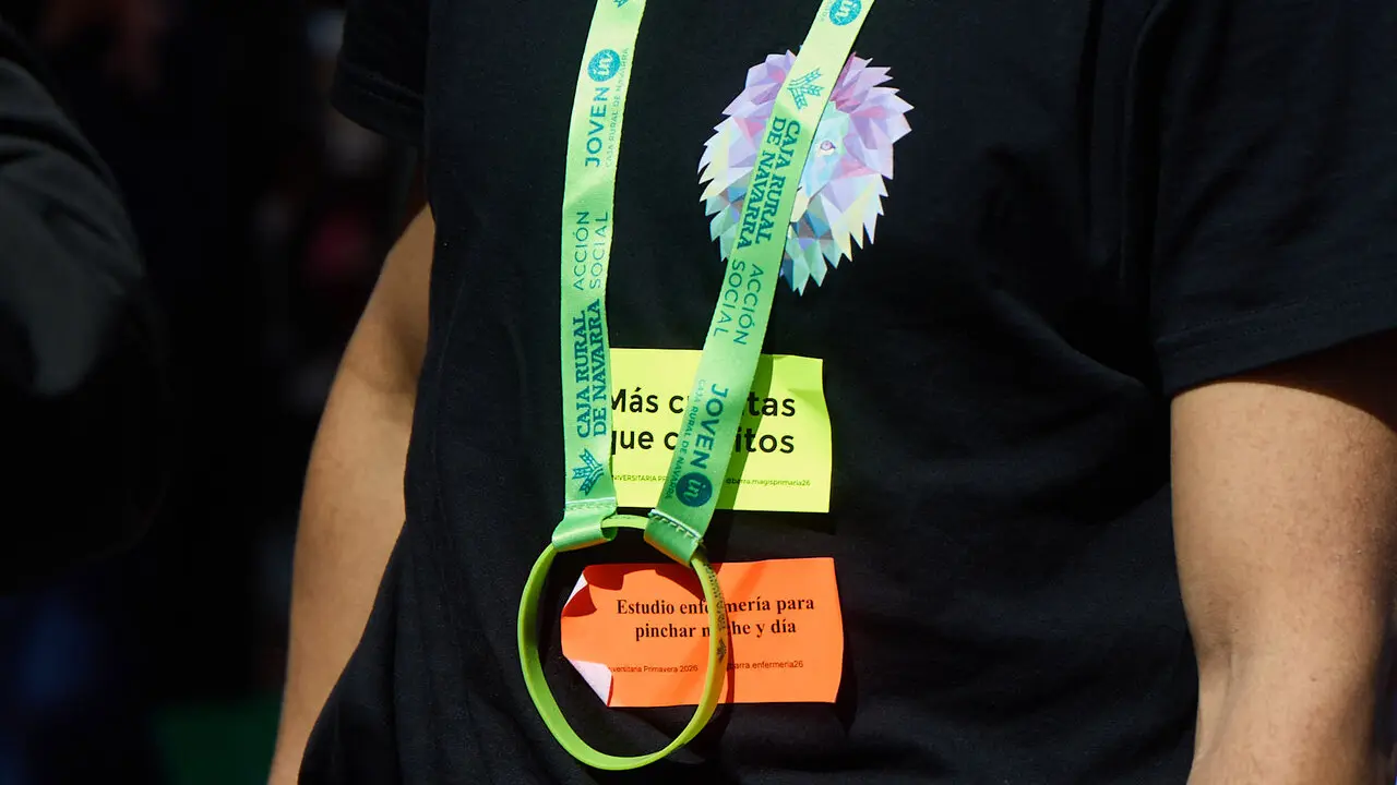 Almuerzo, botell&oacute;n y fiesta previa a la Carpa Universitaria de Primavera 2026 de los estudiantes de la Universidad P&uacute;blica de Navarra en el parque de la Medialuna de Pamplona. I&Ntilde;IGO ALZUGARAY
