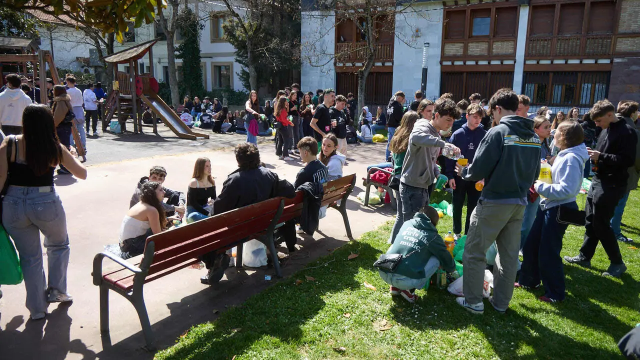 Almuerzo, botell&oacute;n y fiesta previa a la Carpa Universitaria de Primavera 2026 de los estudiantes de la Universidad P&uacute;blica de Navarra en el parque de la Medialuna de Pamplona. I&Ntilde;IGO ALZUGARAY