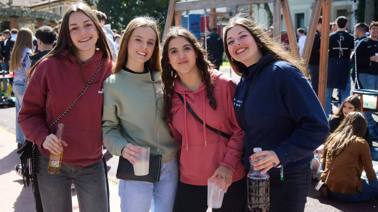 Almuerzo, botell&oacute;n y fiesta previa a la Carpa Universitaria de Primavera 2026 de los estudiantes de la Universidad P&uacute;blica de Navarra en el parque de la Medialuna de Pamplona. I&Ntilde;IGO ALZUGARAY