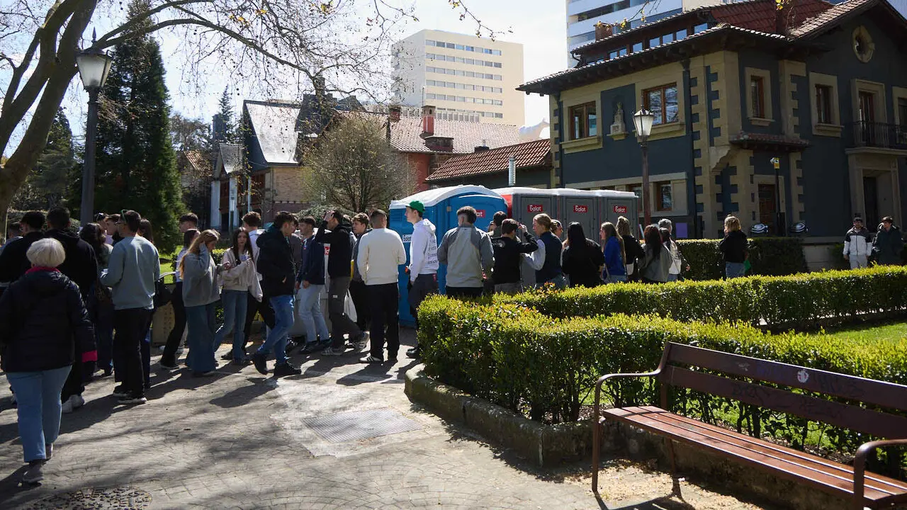 Almuerzo, botell&oacute;n y fiesta previa a la Carpa Universitaria de Primavera 2026 de los estudiantes de la Universidad P&uacute;blica de Navarra en el parque de la Medialuna de Pamplona. I&Ntilde;IGO ALZUGARAY