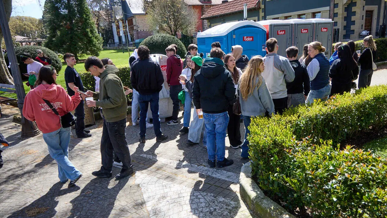 Almuerzo, botell&oacute;n y fiesta previa a la Carpa Universitaria de Primavera 2026 de los estudiantes de la Universidad P&uacute;blica de Navarra en el parque de la Medialuna de Pamplona. I&Ntilde;IGO ALZUGARAY