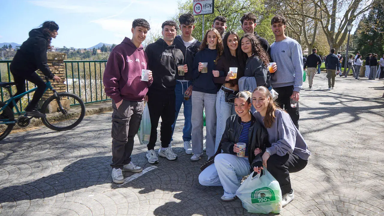 Almuerzo, botell&oacute;n y fiesta previa a la Carpa Universitaria de Primavera 2026 de los estudiantes de la Universidad P&uacute;blica de Navarra en el parque de la Medialuna de Pamplona. I&Ntilde;IGO ALZUGARAY