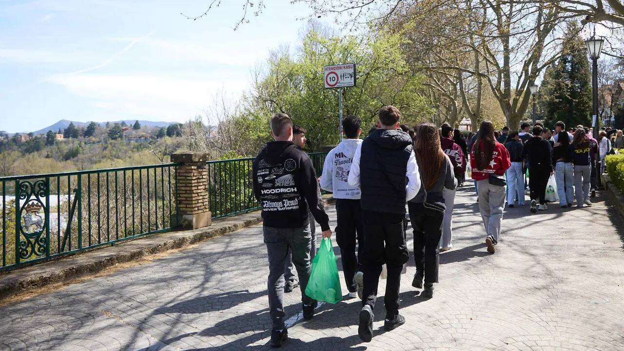 Almuerzo, botell&oacute;n y fiesta previa a la Carpa Universitaria de Primavera 2026 de los estudiantes de la Universidad P&uacute;blica de Navarra en el parque de la Medialuna de Pamplona. I&Ntilde;IGO ALZUGARAY