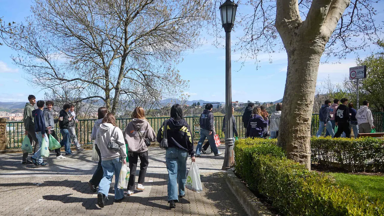Almuerzo, botell&oacute;n y fiesta previa a la Carpa Universitaria de Primavera 2026 de los estudiantes de la Universidad P&uacute;blica de Navarra en el parque de la Medialuna de Pamplona. I&Ntilde;IGO ALZUGARAY