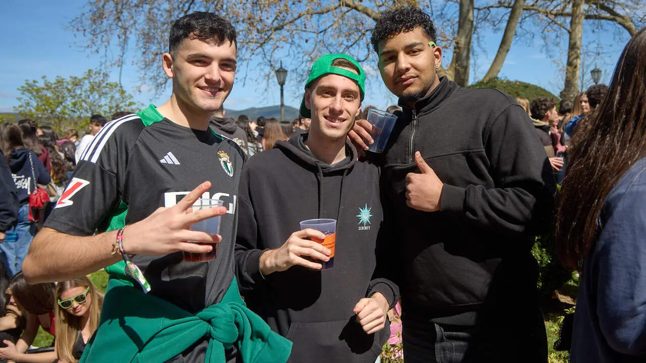 Almuerzo, botell&oacute;n y fiesta previa a la Carpa Universitaria de Primavera 2026 de los estudiantes de la Universidad P&uacute;blica de Navarra en el parque de la Medialuna de Pamplona. I&Ntilde;IGO ALZUGARAY