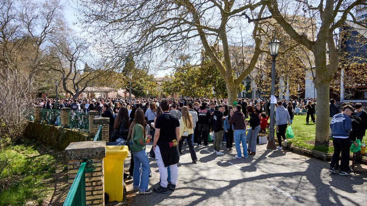 Almuerzo, botell&oacute;n y fiesta previa a la Carpa Universitaria de Primavera 2026 de los estudiantes de la Universidad P&uacute;blica de Navarra en el parque de la Medialuna de Pamplona. I&Ntilde;IGO ALZUGARAY