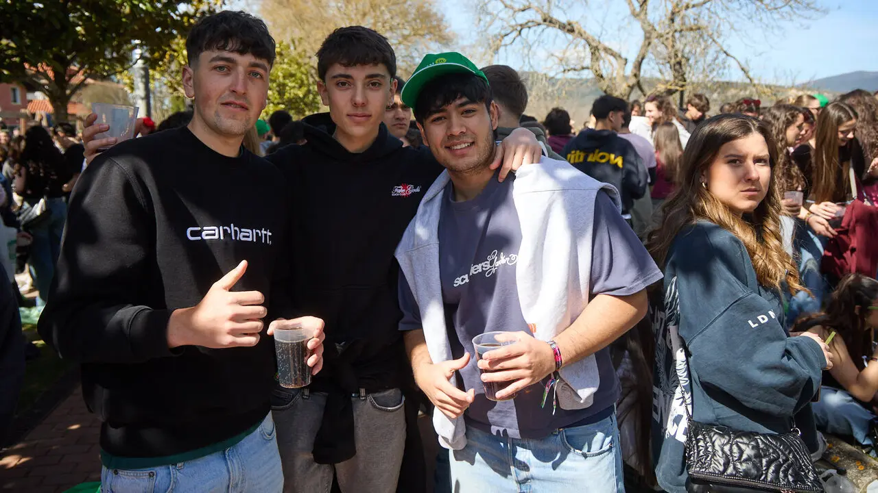 Almuerzo, botell&oacute;n y fiesta previa a la Carpa Universitaria de Primavera 2026 de los estudiantes de la Universidad P&uacute;blica de Navarra en el parque de la Medialuna de Pamplona. I&Ntilde;IGO ALZUGARAY