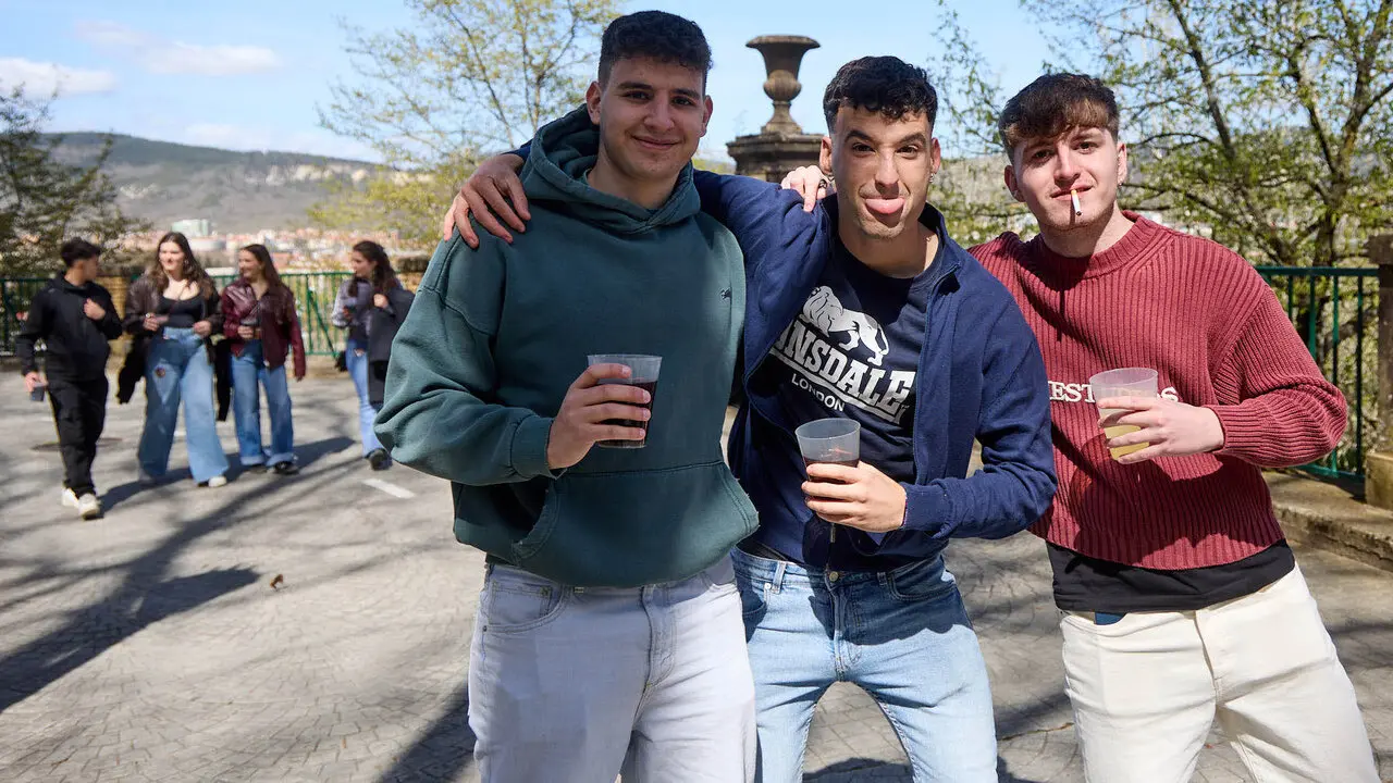 Almuerzo, botell&oacute;n y fiesta previa a la Carpa Universitaria de Primavera 2026 de los estudiantes de la Universidad P&uacute;blica de Navarra en el parque de la Medialuna de Pamplona. I&Ntilde;IGO ALZUGARAY