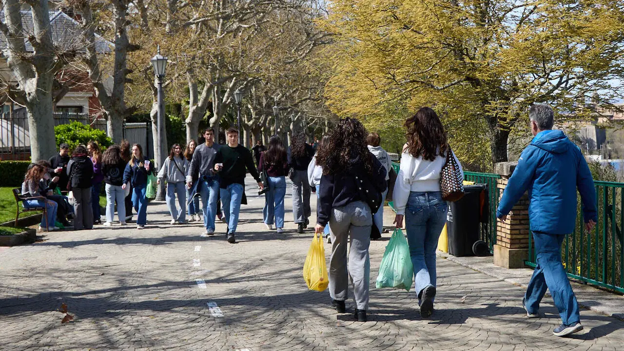 Almuerzo, botell&oacute;n y fiesta previa a la Carpa Universitaria de Primavera 2026 de los estudiantes de la Universidad P&uacute;blica de Navarra en el parque de la Medialuna de Pamplona. I&Ntilde;IGO ALZUGARAY