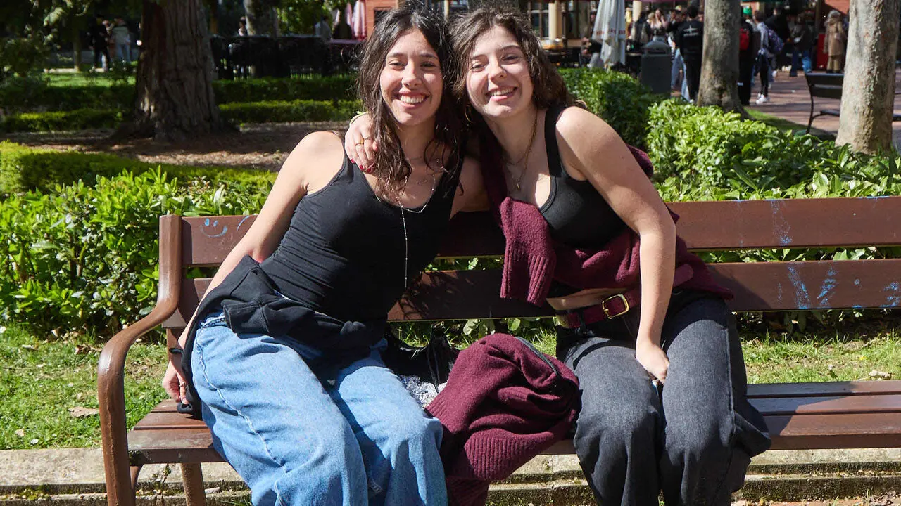 Almuerzo, botell&oacute;n y fiesta previa a la Carpa Universitaria de Primavera 2026 de los estudiantes de la Universidad P&uacute;blica de Navarra en el parque de la Medialuna de Pamplona. I&Ntilde;IGO ALZUGARAY