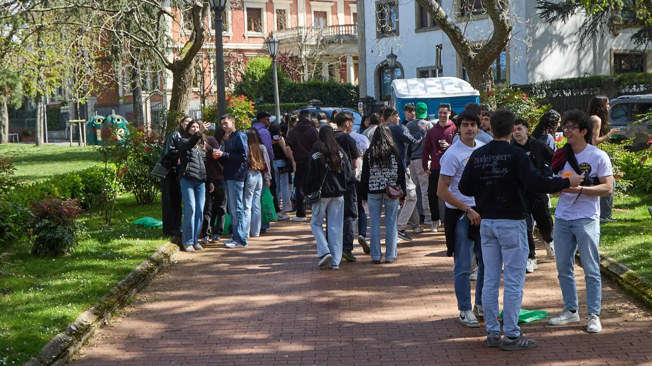 Almuerzo, botell&oacute;n y fiesta previa a la Carpa Universitaria de Primavera 2026 de los estudiantes de la Universidad P&uacute;blica de Navarra en el parque de la Medialuna de Pamplona. I&Ntilde;IGO ALZUGARAY