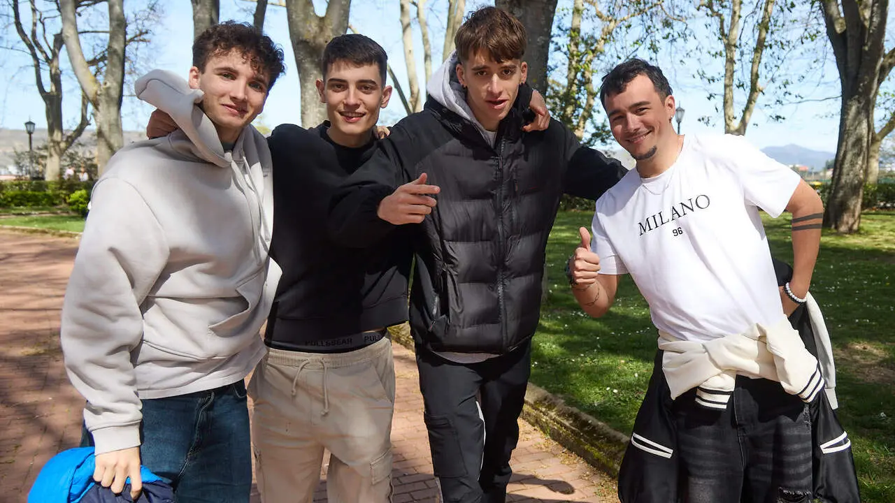 Almuerzo, botell&oacute;n y fiesta previa a la Carpa Universitaria de Primavera 2026 de los estudiantes de la Universidad P&uacute;blica de Navarra en el parque de la Medialuna de Pamplona. I&Ntilde;IGO ALZUGARAY